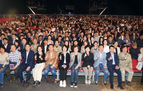 [사진] 김미경 수원특례시의회 의장과 시의원들이 11일 제63회 수원화성문화제 ‘야조’ 공연장에서 시민들과 함께 기념촬영을 하고 있다.