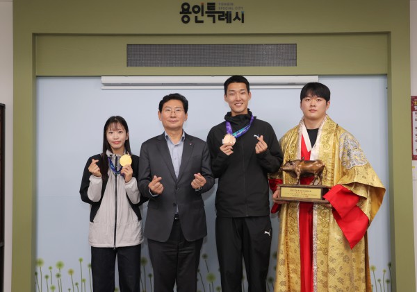 [사진] 이상일 용인특례시장(가운데)이 12일 시장실에서 국내외 대회에서 우수한 성적을 거둔 소속 선수들과 기념촬영을 하고 있다(왼쪽부터 정하은, 이 시장, 우상혁, 박민교 선수)