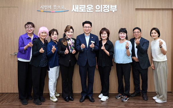 [사진] 김원기 의정부시장이 9월 28일 시장실에서 사단법인 대한미용사회 경기도지회 의정부시지부와 차담회를 가진 뒤 기념촬영을 하고 있다.