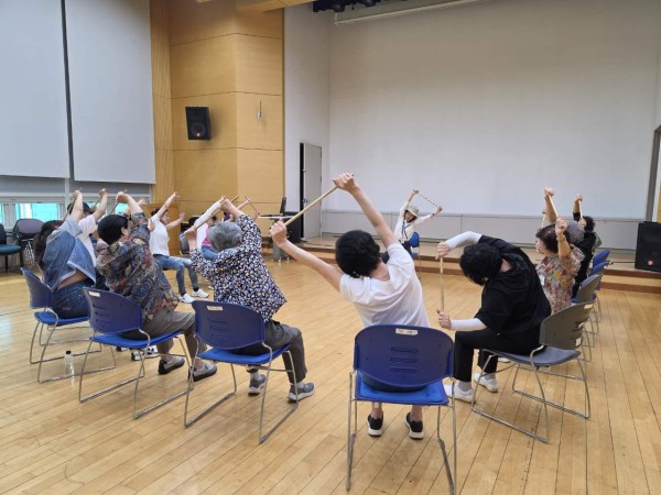 [사진] 용인특례시 치매안심센터는 지역사회 자원을 연계한 프로그램을 통해 어르신의 인지기능 향상을 돕고 있다