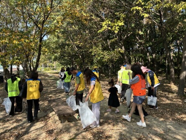 [사진] 11일 곰솔누리숲에서 시흥시 다문화·이주배경주민협의체 위원과 이주배경주민 자원봉사단체, 시흥시자원봉사센터 글로벌 봉사자 등 16명이 숲 해설과 연계한 플로깅 봉사활동을 진행하고 있다.