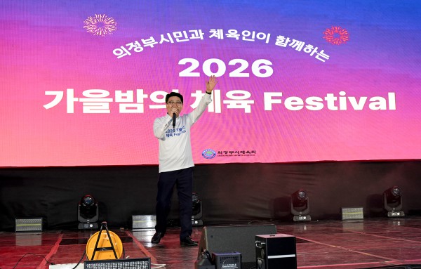 [사진] 김원기 의정부시장이 9월 19일 ‘2026년 의정부시 우수기업 박람회 및 플리마켓’에서 기업 관계자와 인사를 나누고 있다.