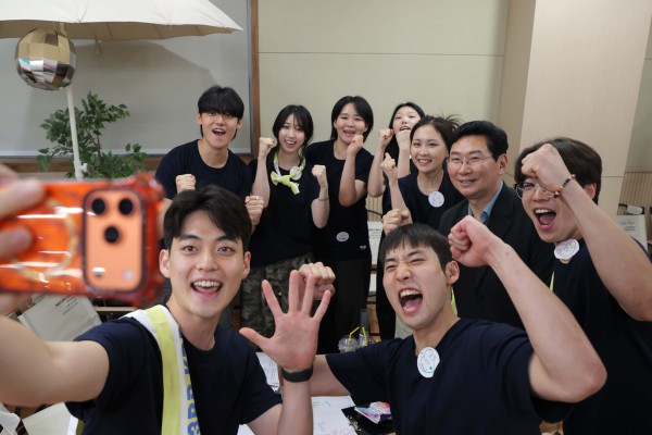 [사진] 제3회 대한민국 대학연극제 개막식에서 이상일 시장이 참가자들과 기념촬영을 하고 있다