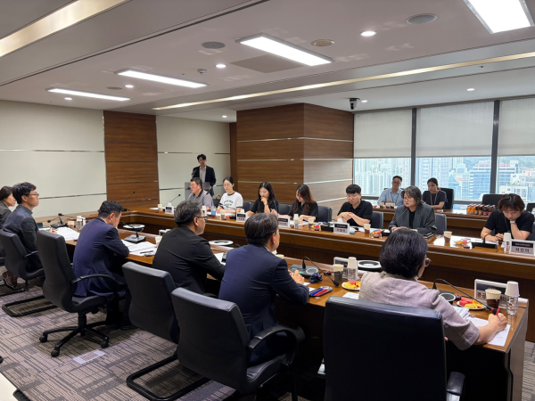 [사진] 최인호 허그(HUG) 사장(앞줄, 왼쪽에서 세번째)이 13일 개최된 간담회에서 참석자들의 발언을 청취하고 있다