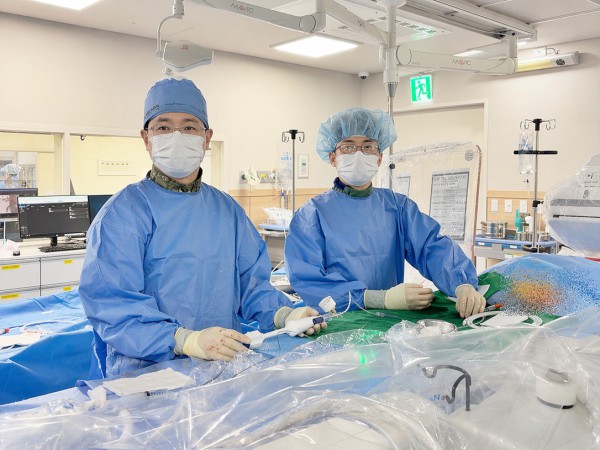 (왼쪽부터) 의정부을지대학교병원 심장내과 박성훈 교수, 문인태 교수가 신의료기술인 관상동맥 충격파 시술(IVL)을 시행하고 있다