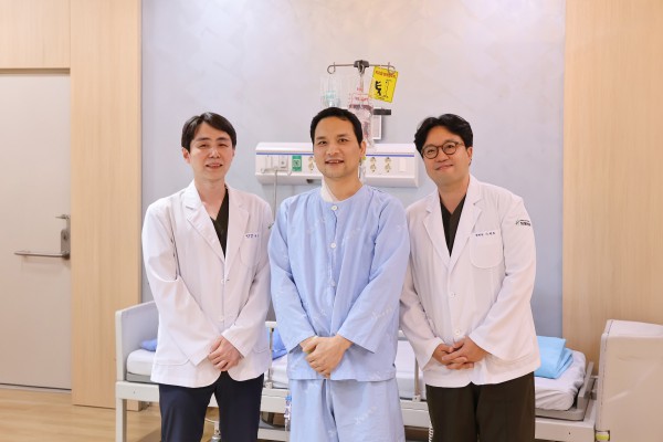 [사진] 화홍병원에서 중증 응급협진을 통해 건강을 회복한 환자(가운데)가 이세호 화홍병원장(오른쪽), 시술을 집도한 심장내과 정훈 과장(왼쪽)과 함께 기념 촬영을 하고 있다. 