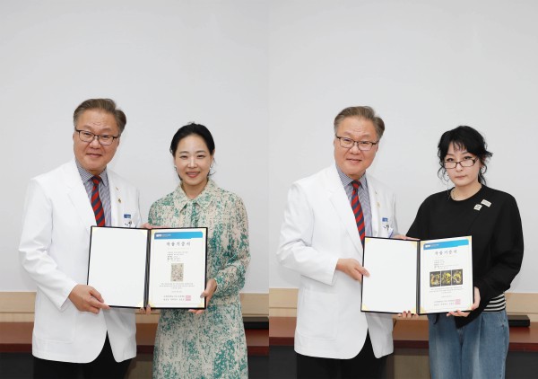 [사진]  순천향대 부천병원-갤러리 고마루 작품 전달식에서 박지윤 갤러리 고마루 관장(좌측)과 장희진 작가(우측)가 문종호 병원장으로부터 작품 기증서를 받고 있다.