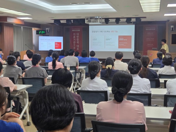[사진] 한림대강남성심병원 감염내과 이재갑 교수(감염관리실장)가 생성형 AI 활용 스마트워킹을 설명하고 있다