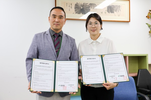 [사진] 화홍병원 (사)한국장애인부모회 수원지부 협약 체결 후 기념촬영