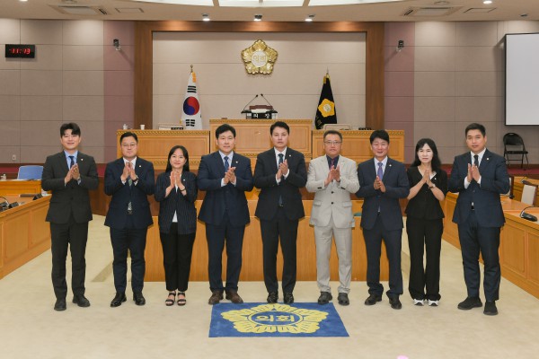[사진] 의장단 선출이 끝난 후, 제10대 양주시의원들이 기념촬영을 하고 있다.