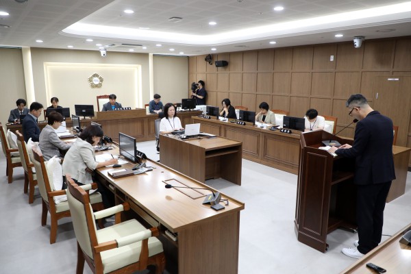 [사진] 수원특례시의회 기획경제위원회가 20일 기획경제위원회 회의실에서 대외협력사무소와 기획조정실 소관 2026년도 주요업무 추진실적 보고를 청취하고 있다