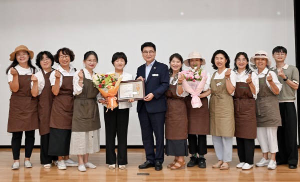 [사진] 김원기 의정부시장이 8월 10일 ‘빛나는 주인공과 함께하는 시정 공유의 날’ 행사에서 표창 수상자들과 기념촬영을 하고 있다
