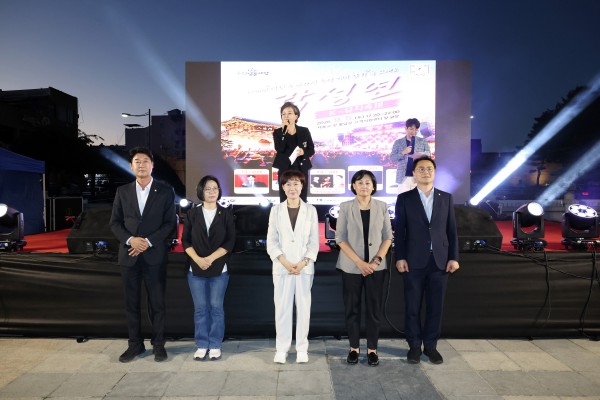 [사진] 김미경 수원특례시의회 의장과 수원시의회 의원들이 ‘락성연 및 불취무귀 야시장’ 행사장에서 기념촬영을 하고 있다.