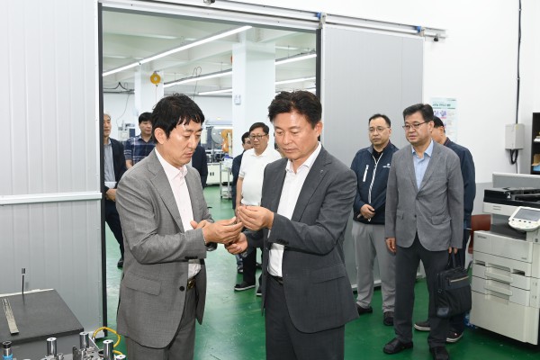 [사진] ㈜HSC 이금영 대표가 커넥트 제품을 설명하고 있다