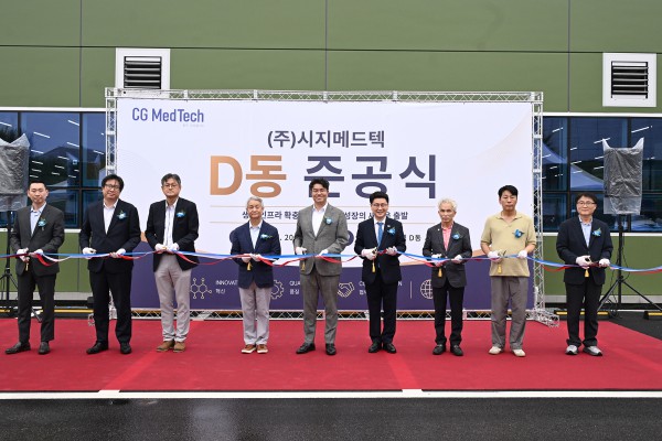 [사진] 김원기 의정부시장은 7월 20일 용현산업단지 내 ㈜시지메드텍 신공장(D동) 준공식에 참석해 기업의 새로운 도약을 축하하고, 기업하기 좋은 도시 조성을 위한 지원 의지를 밝혔다