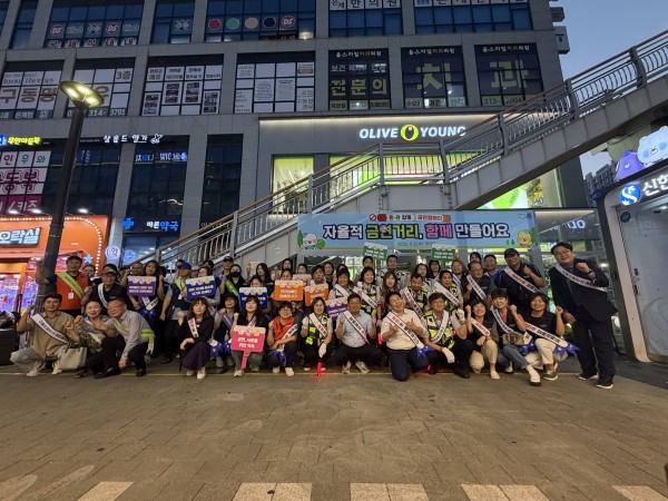 [사진] 2일 은계중심 상권일대에서 민관 합동 금연 캠페인에 함께한 참가자들이 기념촬영을 하고 있다