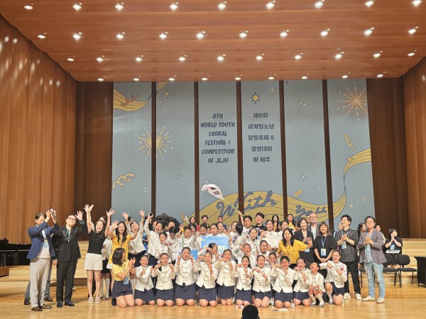 [사진] 안양시립소년소녀합창단이 7월 17일 서귀포예술의전당에서 열린 제8회 세계청소년합창축제 경연대회 그랑프리를 수상하고 기념사진을 찍고 있다