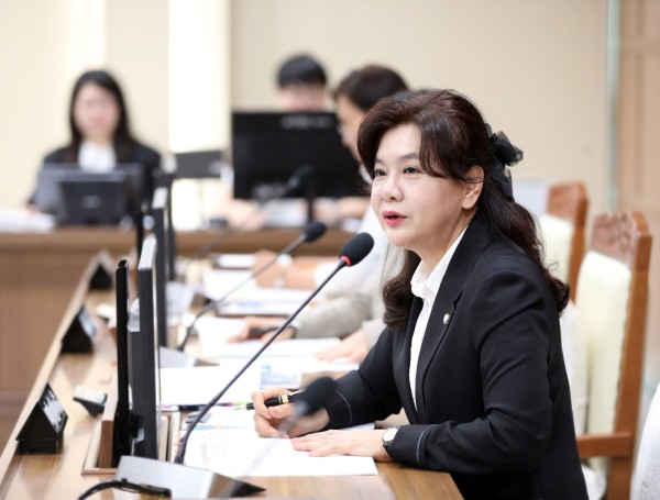 [사진] 김은수 수원특례시의회 의원이 제403회 임시회 도시미래위원회 회의에서 주요 현안과 관련해 발언하고 있다