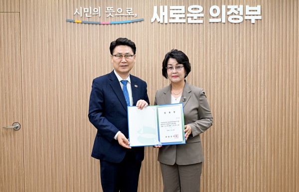 [사진] 김원기 의정부시장이 7월 21일 정미영 정무특보에게 임명장을 수여한 뒤 함께 기념촬영을 하고 있다