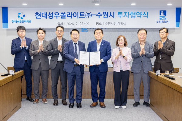 [사진] 이재준 시장, 윤형석 사장과 협약식 참석자들이 함께하고 있다