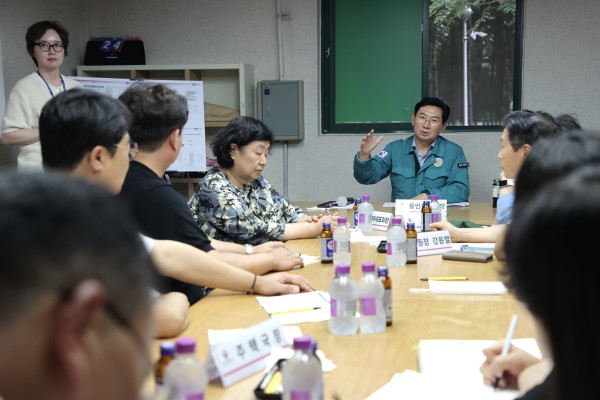 [사진] 이상일 용인특례시장은 14일 오후 상현동 광교포레듀엔 아파트를 찾아 주민들의 민원 사항을 청취하고, 관련 부서에 검토를 지시했다