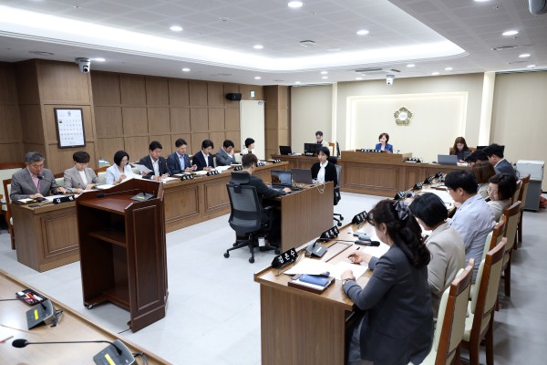 [사진] 수원특례시의회 예산결산특별위원회가 10일 제404회 임시회 중 2026년도 제2회 추가경정예산안 등을 심사·의결하고 있다.