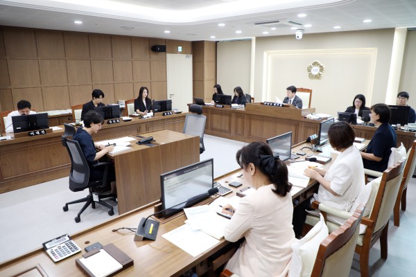 [사진] 제403회 임시회 도시미래위원회가 조례안 등 안건 심사를 하고 있다