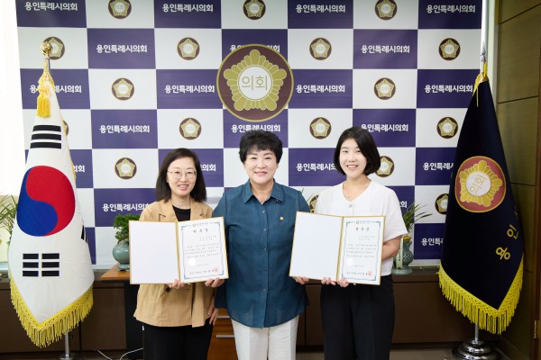 [사진] 왼쪽부터 심지현 법무법인 선화 변호사, 장정순 의장, 이정화 법률사무소 강물 변호사