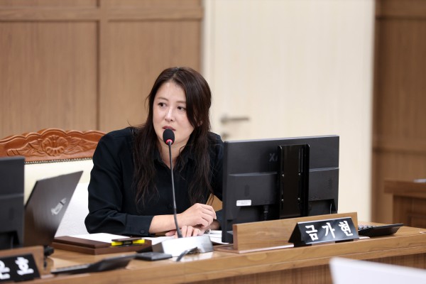 [사진] 금가현 수원특례시의회 도시미래위원회 부위원장이 22일 제403회 임시회 중 ‘광교신도시 관리계획 수립을 위한 시민토론회’의 예산 증액 필요성을 강조하고 있다