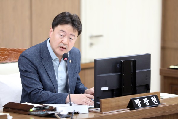 [사진]  방광현 수원특례시의회 의원이 제403회 임시회 기획경제위원회 회의에서 질의하고 있다