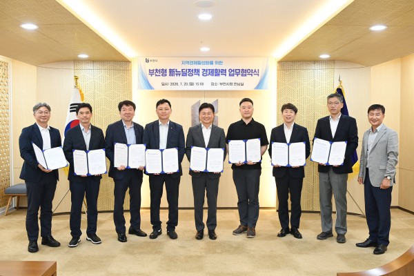 [사진] 조용익 시장(가운데)이 사업 현장 시공사 관계자들과 기념 촬영하고 있다
