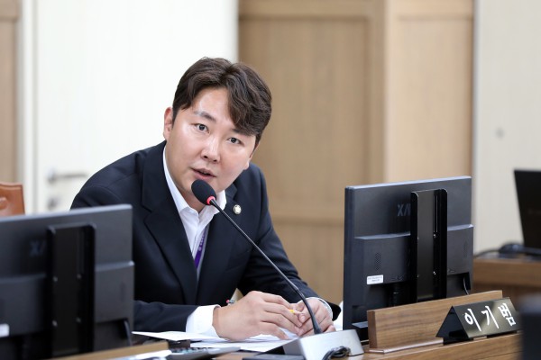[사진] 이기범 수원특례시의회 의원이 제403회 임시회 환경안전위원회 회의에서 전기차 화재 예방대책과 관련해 발언하고 있다