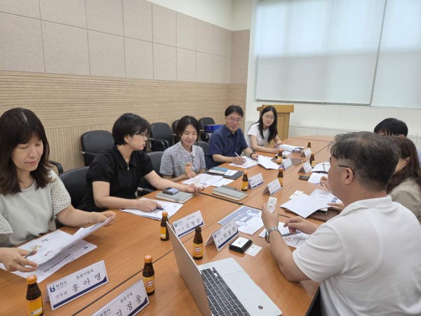 [사진] 관계기관 참석자들이 돌봄플러그 기능개선 방안에 대한 설명을 듣고 있다