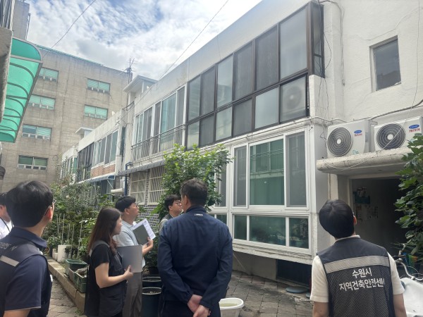 [사진] 수원시·한국전력공사·한국전기안전공사가 노후 소규모 공동주택 전기시설을 점검하고 있다