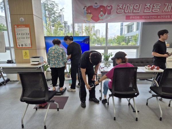 [사진] 24일 오후 미사보건센터 재활운동실에서 등록장애인을 대상으로 맞춤형 건강관리 프로그램인 ‘내 체력 바로 알기’ 프로그램이 진행되고 있다