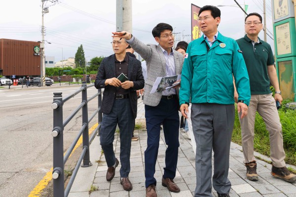 [사진] 이상일 시장이 23일 기흥구 보라동 한국민속촌입구삼거리를 찾아 현장을 점검하고 있다