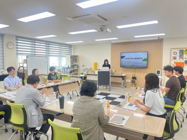 [사진] 8월 자살 예방 회의를 진행하고 있다.
