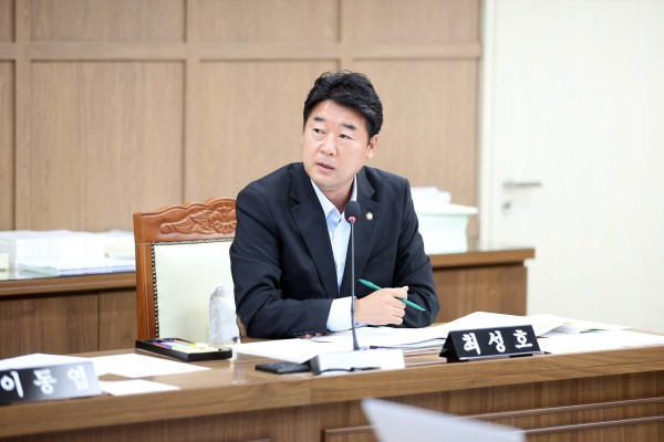 [사진] 최성호 수원특례시의회 의원이 제403회 임시회 문화체육교육위원회 회의에서 학생 통학버스 지원체계 개선방안에 관해 발언하고 있다