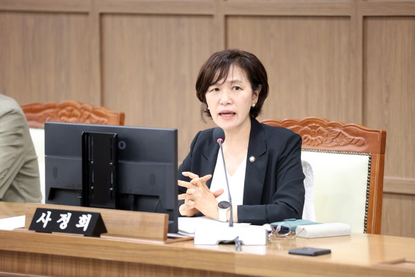 [사진] 수원특례시의회 보건복지위원회에서 사정희 위원이 발언을 하고 있다