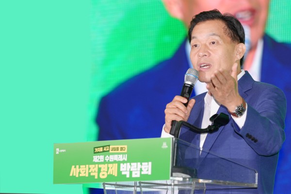 [사진] 이재준 수원특례시장이 ‘제2회 수원특례시 사회적경제 박람회’ 개막식에서 개회사를 하고 있다