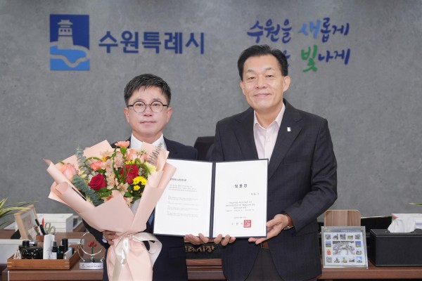 [사진] 이재준 수원특례시장(오른쪽)이 이동기 제2부시장에게 임용장을 수여한 후 기념촬영을 하고 있다. 