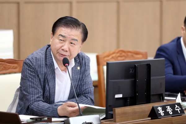 [사진] 홍종수 수원특례시의회 의원이 제403회 임시회 환경안전위원회 회의에서 동탄인덕원선 공사에 따른 주민 불편 해소방안에 관해 발언하고 있다