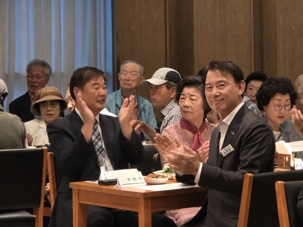 [사진] 최현덕 시장이 ‘다산1동 효잔치’행사에 참석했다