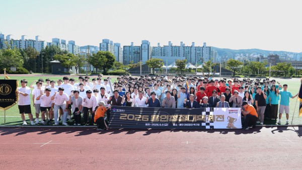 [사진] 9월 4일 용인아르피아에서 열린 용인청정대학체전 참가자들이 기념촬영을 하고 있다