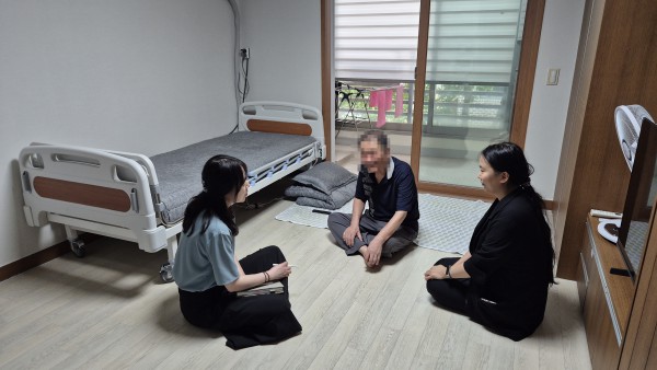 [사진] 용인특례시 관계자들이 &#039;따숨케어하우스&#039;를 방문해 입주자의 안부를 확인하고 있다