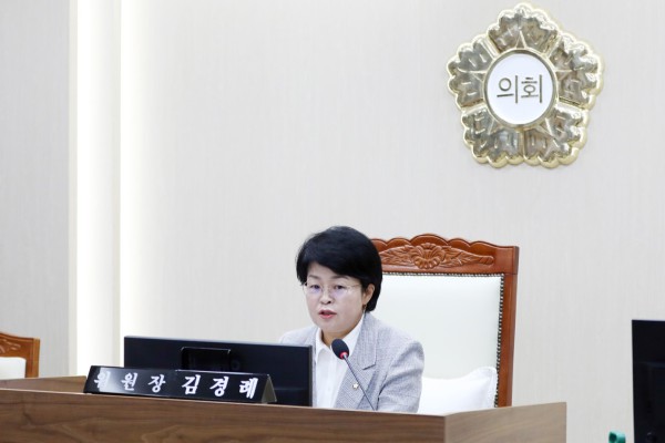 [사진] 김경례 수원특례시의회 환경안전위원장이 수원햇빛발전소의 장기적인 수익성 확보를 강조하고 있다