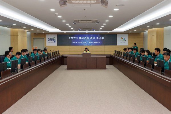 [사진] 서태원 군수가 10일 가평군청 제2청사 통합회의실에서 열린 을지연습 사전보고회에서 훈련 전반에 대한 준비사항을 점검하고 있다