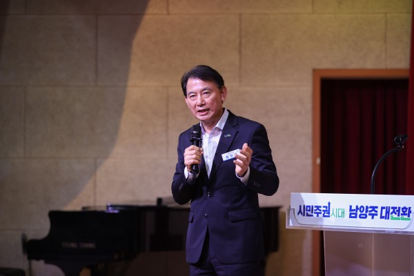 [사진] 최현덕 남양주시장이 1일 시청 다산홀에서 열린 민선 9기 첫 월례조회에서 직원들에게 현장 중심의 ‘원팀 행정’을 강조하고 있다. 