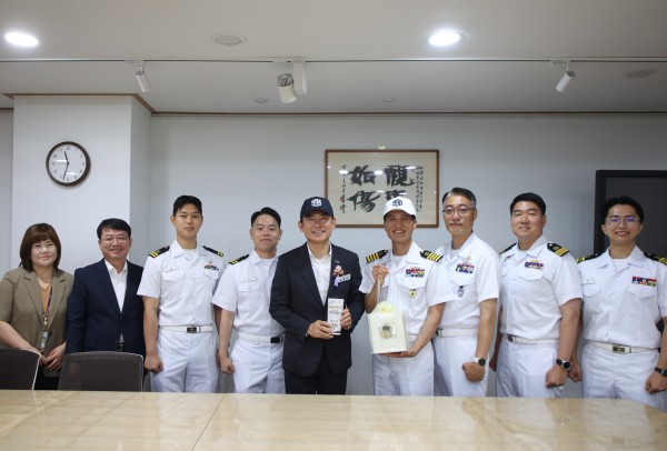 [사진] 최현덕 남양주시장이 해군 관계자와 기념품을 교환하고 참석자들과 기념촬영을 하고 있다