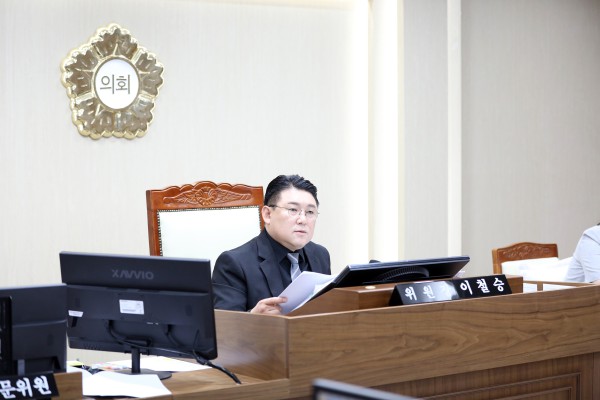 [사진]  이철승 수원특례시의회 보건복지위원장이 시민이 체감하는 복지·돌봄 정책 추진을 강조하고 있다